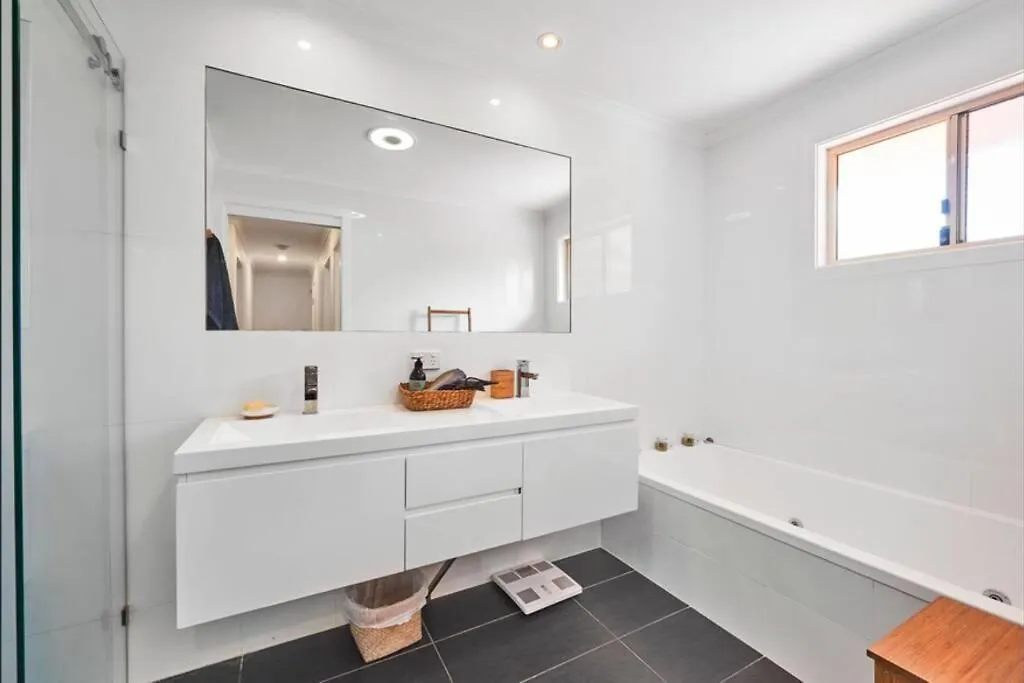 Byron Bay Accom - Whale House - 8/6 Electra Cl Holiday home